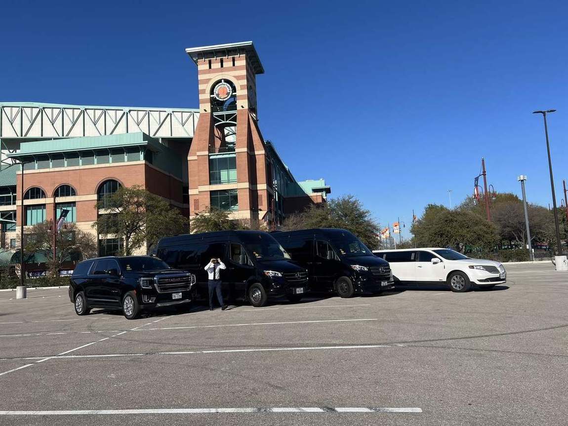 Fleet Minute Maid Park lineup — Houston Limo Chauffeur